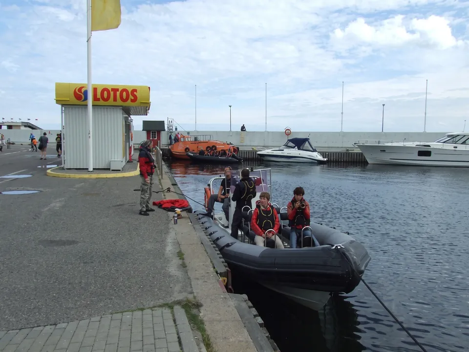 Förberedelser inför en tur med ribbåt i Gdynia