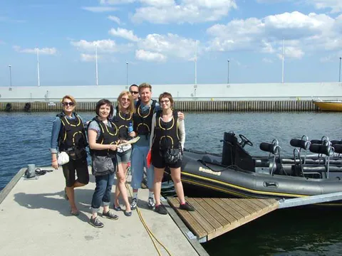 Vattenaktiviteter för teambuildingevent