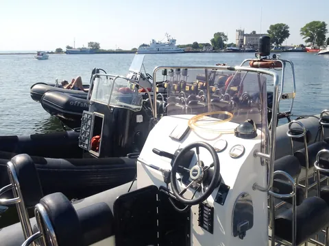 Ribbåtar förtöjda i en hamn, text: paus i Jastarnia på väg till Sopot