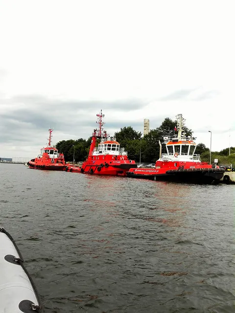 Röda bogserbåtar vid kajen i hamnen i Gdańsk