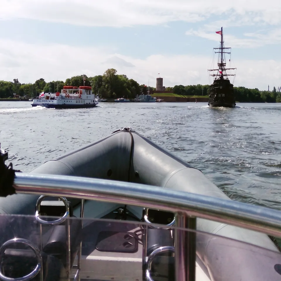 Excursion boat race on the Motława