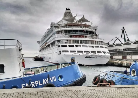 Fartyget AIDA i hamnen i Gdynia – utsikt från en ribbåt