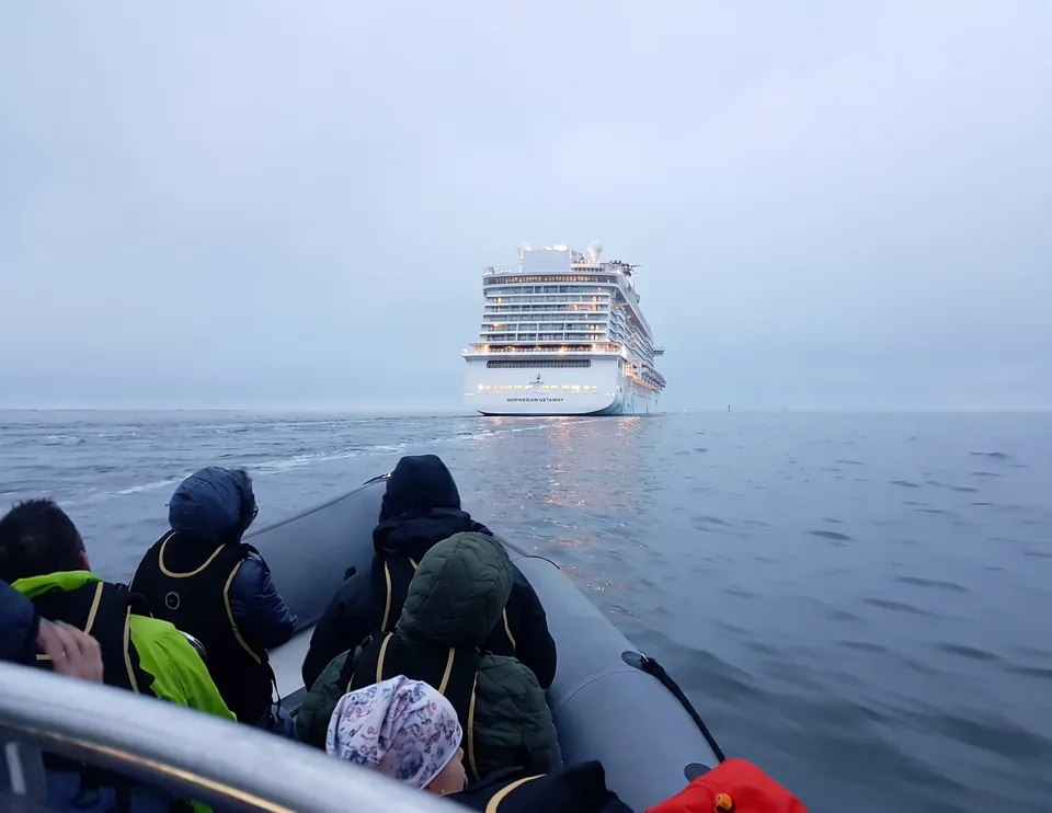 Fartyget Norwegian Getaway lämnar hamnen i Gdynia