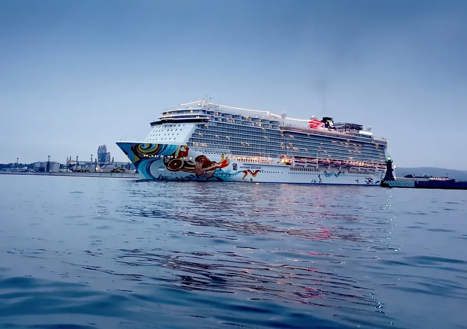 Norwegian Getaway lämnar hamnen i Gdynia – utsikt från en motorbåt