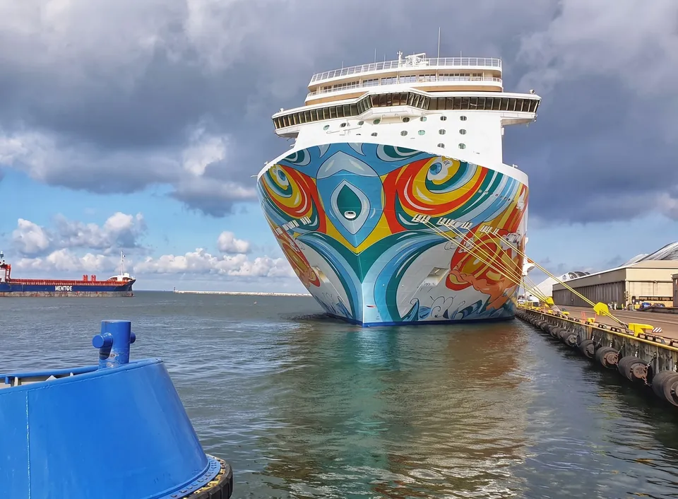 Ett Norwegian-fartyg vid Franska kajen i hamnen i Gdynia