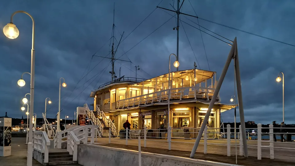 Hamnkontoret och restaurangen Meridian längst ut på piren i Sopot