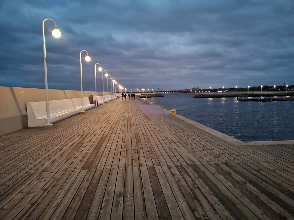 Piren i Sopot på kvällen – utsikt från havet under en båttur