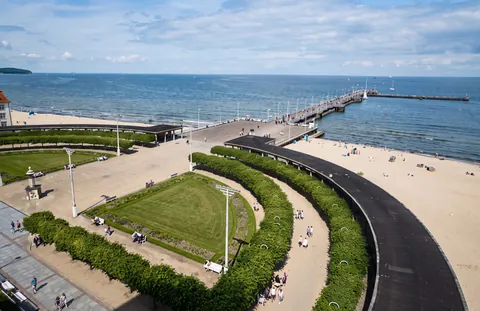 Historisk vy över Plac Zdrojowy och piren i Sopot