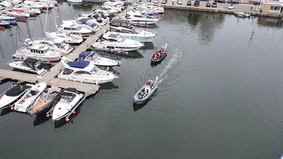 Två ribbåtar lämnar marinan i Gdynia, drönarvy
