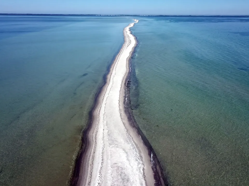 Mewia Rewa – narrow sandy spit in the bay from above